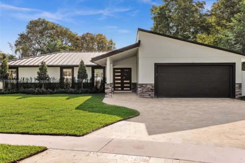 House in Pembroke Pines, Florida 4 bedrooms, 201.51 sq.m. № 2049700