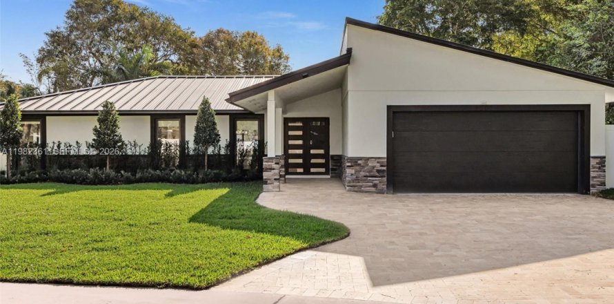 House in Pembroke Pines, Florida 4 bedrooms, 201.51 sq.m. № 2049700