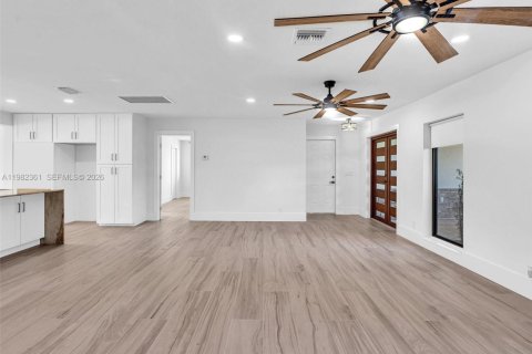 House in Pembroke Pines, Florida 4 bedrooms, 201.51 sq.m. № 2049700 - photo 8