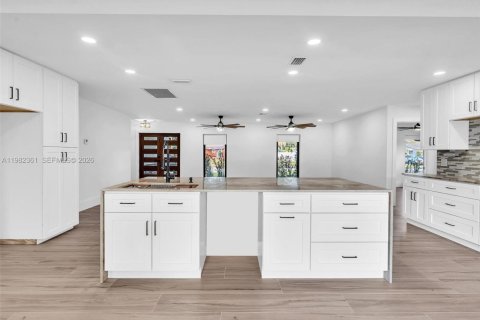 House in Pembroke Pines, Florida 4 bedrooms, 201.51 sq.m. № 2049700 - photo 18