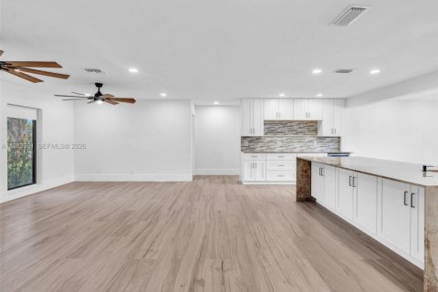 House in Pembroke Pines, Florida 4 bedrooms, 201.51 sq.m. № 2049700 - photo 13