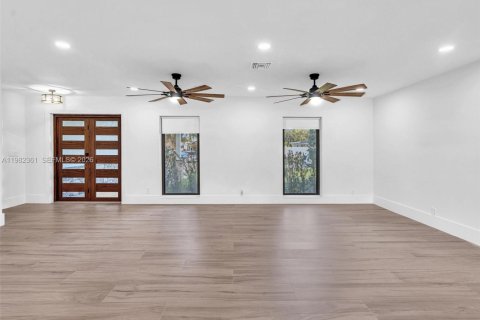 House in Pembroke Pines, Florida 4 bedrooms, 201.51 sq.m. № 2049700 - photo 10