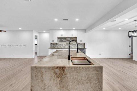 House in Pembroke Pines, Florida 4 bedrooms, 201.51 sq.m. № 2049700 - photo 20