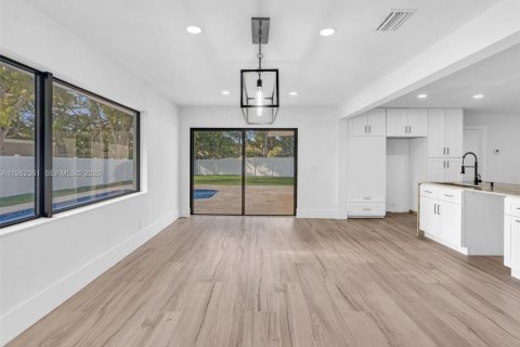 House in Pembroke Pines, Florida 4 bedrooms, 201.51 sq.m. № 2049700 - photo 25