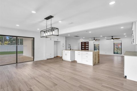 House in Pembroke Pines, Florida 4 bedrooms, 201.51 sq.m. № 2049700 - photo 26