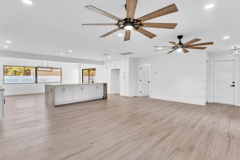 House in Pembroke Pines, Florida 4 bedrooms, 201.51 sq.m. № 2049700 - photo 7