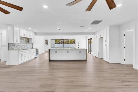 House in Pembroke Pines, Florida 4 bedrooms, 201.51 sq.m. № 2049700 - photo 6