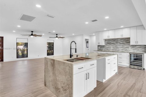 House in Pembroke Pines, Florida 4 bedrooms, 201.51 sq.m. № 2049700 - photo 19