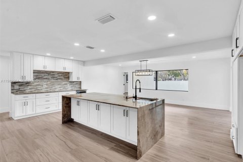 House in Pembroke Pines, Florida 4 bedrooms, 201.51 sq.m. № 2049700 - photo 14