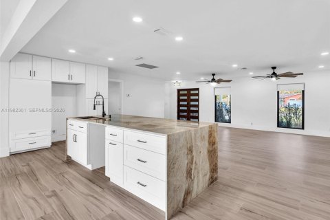 House in Pembroke Pines, Florida 4 bedrooms, 201.51 sq.m. № 2049700 - photo 17