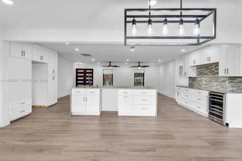 House in Pembroke Pines, Florida 4 bedrooms, 201.51 sq.m. № 2049700 - photo 27