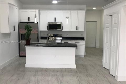 Propiedad comercial en venta en Lehigh Acres, Florida № 2022356 - foto 5