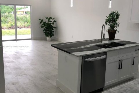 Propiedad comercial en venta en Lehigh Acres, Florida № 2022356 - foto 6