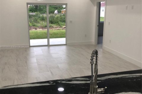 Propiedad comercial en venta en Lehigh Acres, Florida № 2022356 - foto 7