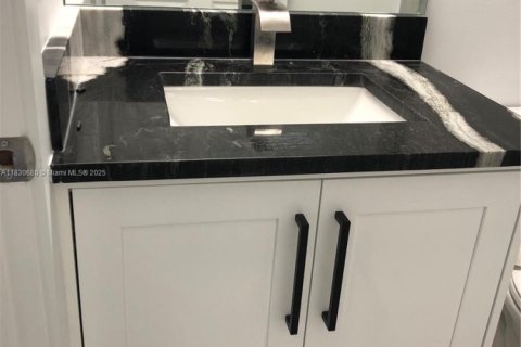 Propiedad comercial en venta en Lehigh Acres, Florida № 2022356 - foto 11