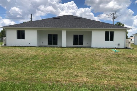 Propiedad comercial en venta en Lehigh Acres, Florida № 2022356 - foto 2