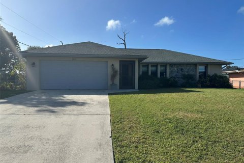 House in Port Charlotte, Florida 3 bedrooms, 135.64 sq.m. № 2433524