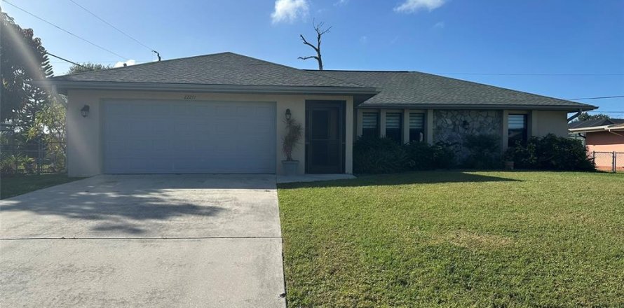 House in Port Charlotte, Florida 3 bedrooms, 135.64 sq.m. № 2433524