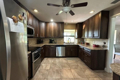 House in Port Charlotte, Florida 3 bedrooms, 135.64 sq.m. № 2433524 - photo 15