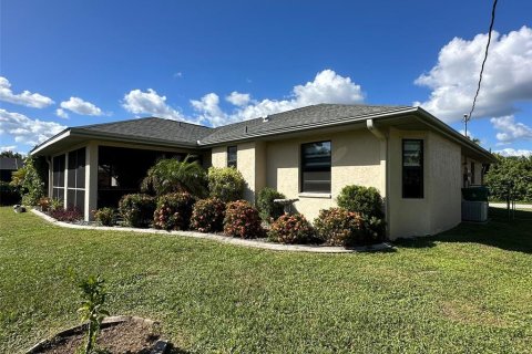 House in Port Charlotte, Florida 3 bedrooms, 135.64 sq.m. № 2433524 - photo 2