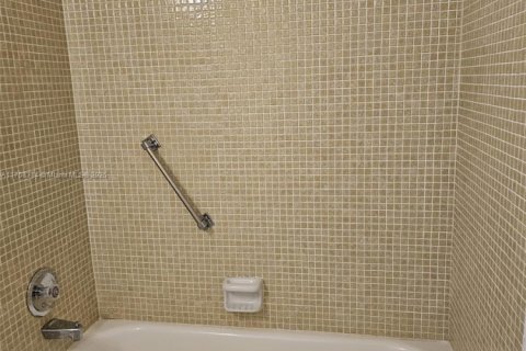 Condo in Sunrise, Florida, 2 bedrooms  № 1865745 - photo 9
