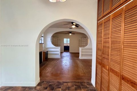 Casa en venta en Miami, Florida, 4 dormitorios, 201.32 m2 № 1968229 - foto 5