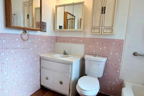 Casa en venta en Miami, Florida, 4 dormitorios, 201.32 m2 № 1968229 - foto 25