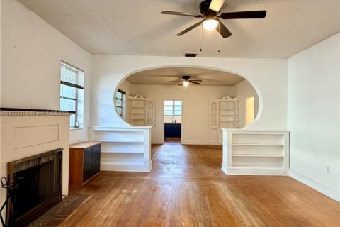 Casa en venta en Miami, Florida, 4 dormitorios, 201.32 m2 № 1968229 - foto 7