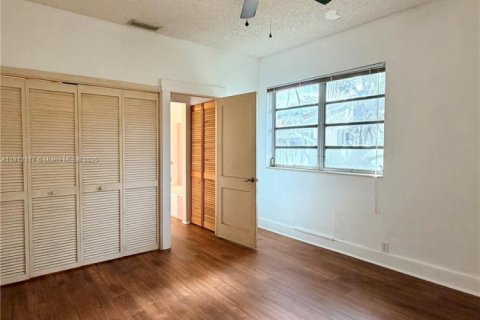 Casa en venta en Miami, Florida, 4 dormitorios, 201.32 m2 № 1968229 - foto 24