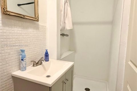 Casa en venta en Miami, Florida, 4 dormitorios, 201.32 m2 № 1968229 - foto 21