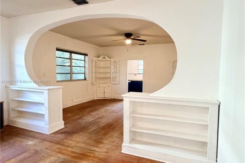 Casa en venta en Miami, Florida, 4 dormitorios, 201.32 m2 № 1968229 - foto 12