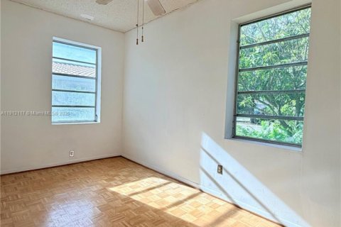 Casa en venta en Miami, Florida, 4 dormitorios, 201.32 m2 № 1968229 - foto 27