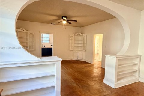 Casa en venta en Miami, Florida, 4 dormitorios, 201.32 m2 № 1968229 - foto 13