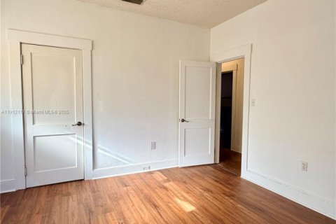 Casa en venta en Miami, Florida, 4 dormitorios, 201.32 m2 № 1968229 - foto 23