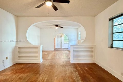 Casa en venta en Miami, Florida, 4 dormitorios, 201.32 m2 № 1968229 - foto 18