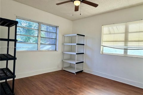 Casa en venta en Miami, Florida, 4 dormitorios, 201.32 m2 № 1968229 - foto 22