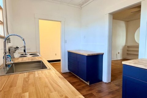 Casa en venta en Miami, Florida, 4 dormitorios, 201.32 m2 № 1968229 - foto 17