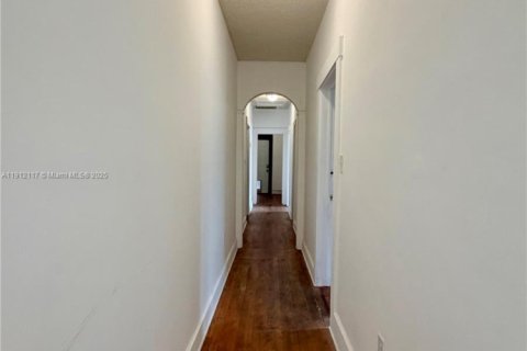 Casa en venta en Miami, Florida, 4 dormitorios, 201.32 m2 № 1968229 - foto 29