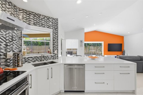House in Boca Raton, Florida 4 bedrooms, 215.72 sq.m. № 2251135 - photo 17