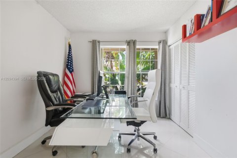 House in Boca Raton, Florida 4 bedrooms, 215.72 sq.m. № 2251135 - photo 26