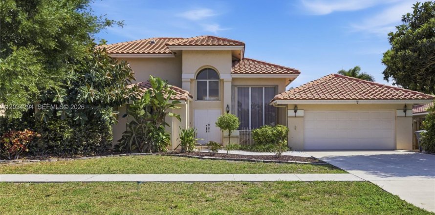 House in Boca Raton, Florida 4 bedrooms, 215.72 sq.m. № 2251135