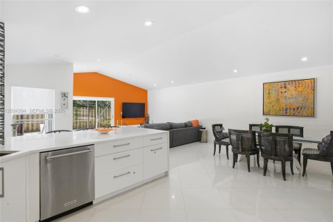 House in Boca Raton, Florida 4 bedrooms, 215.72 sq.m. № 2251135 - photo 9