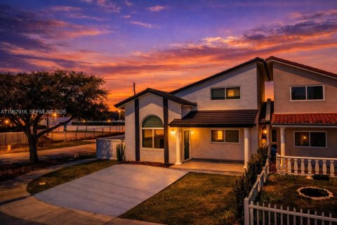 Дом в Майами, Флорида 4 спальни, 168.71м2 № 2049147