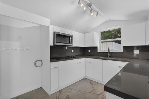 Купить виллу или дом в Майами-Шорс, Флорида 3 спальни, 96.71м2, № 2243072 - фото 11