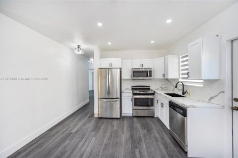 House in Coral Gables, Florida 3 bedrooms, 202.81 sq.m. № 1775784 - photo 13