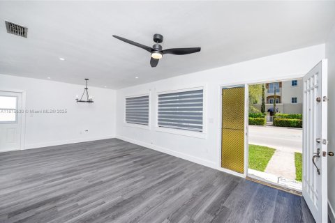 House in Coral Gables, Florida 3 bedrooms, 202.81 sq.m. № 1775784 - photo 8