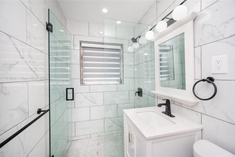 House in Coral Gables, Florida 3 bedrooms, 202.81 sq.m. № 1775784 - photo 21