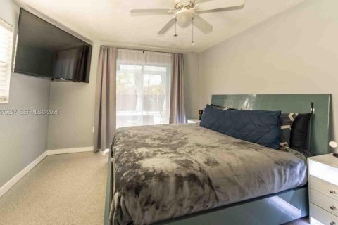 House in Sunrise, Florida 3 bedrooms, 120.03 sq.m. № 2043860 - photo 11