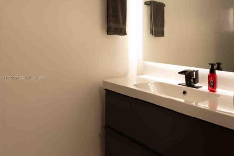 House in Sunrise, Florida 3 bedrooms, 120.03 sq.m. № 2043860 - photo 13