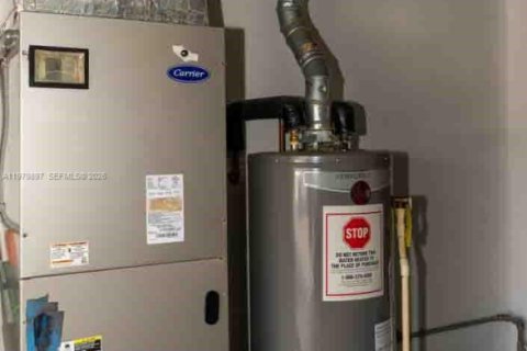 House in Sunrise, Florida 3 bedrooms, 120.03 sq.m. № 2043860 - photo 29